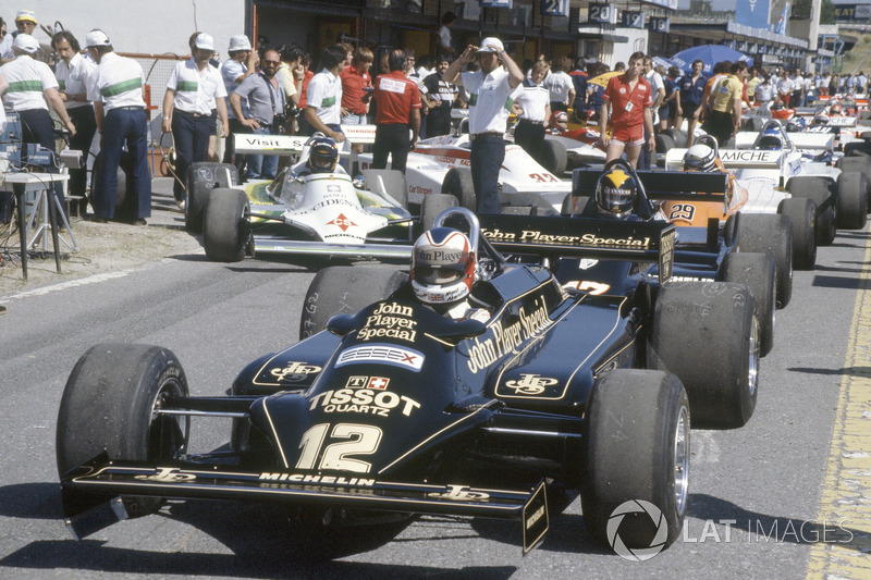 Nigel Mansell, Lotus 87-Ford Cosworth dans la ligne des stands