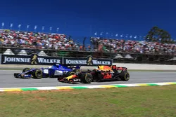 Marcus Ericsson, Sauber C36 and Daniel Ricciardo, Red Bull Racing RB13 battle