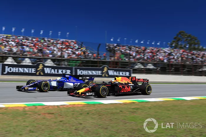 Marcus Ericsson, Sauber C36 y Daniel Ricciardo, Red Bull Racing RB13 battle