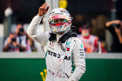 Le poleman Lewis Hamilton, Mercedes-AMG F1 dans le parc fermé