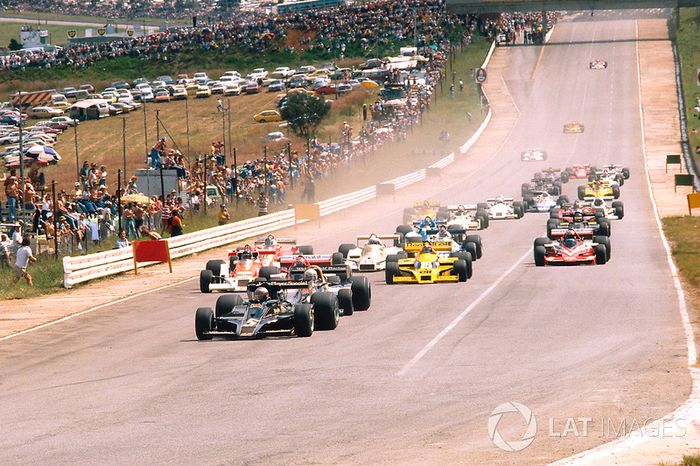 Salida : Mario Andretti, Lotus 78 Ford, delante de Jody Scheckter, Wolf WR1 Ford, Nikim Lauda, Brabham BT46 Alfa Romeo y James Hunt, McLaren M26 Ford