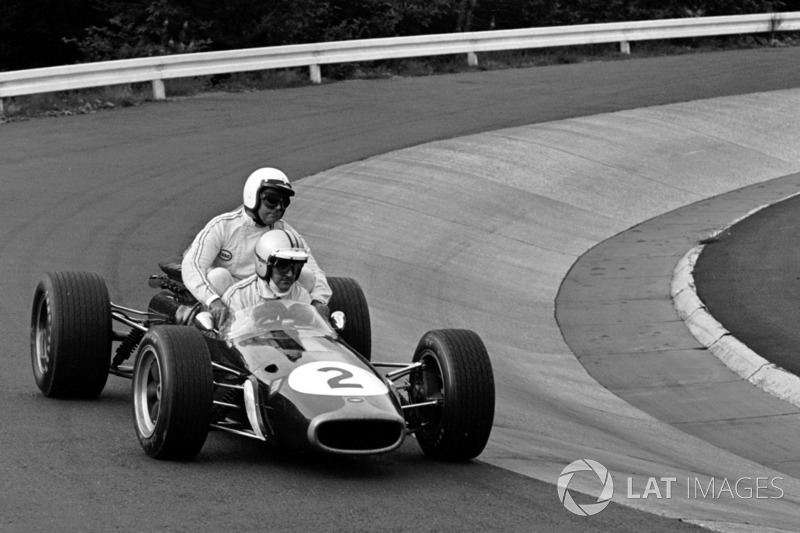 Denny Hulme lleva sobre su coche a Jack Brabham