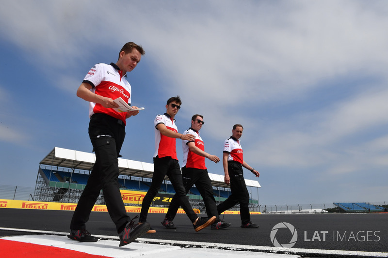 Charles Leclerc, Sauber parcourt la piste à pied