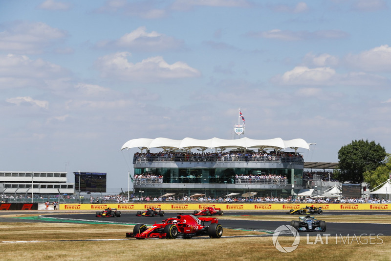 Sebastian Vettel, Ferrari SF71H, por delante de Valtteri Bottas, Mercedes AMG F1 W09