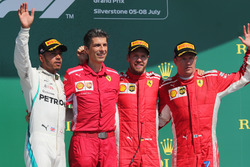 Lewis Hamilton, Mercedes-AMG F1,Claudio Albertini, ingénieur Ferrari, Sebastian Vettel, Ferrari et Kimi Raikkonen, Ferrari, sur le podium
