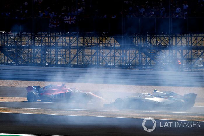 Sergio Pérez, Force India VJM11, se estrella en un tablero publicitario, como Sergey Sirotkin, Williams FW41, pasa 