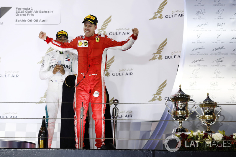 Sebastian Vettel, Ferrari, 1 ° puesto, llega al podio