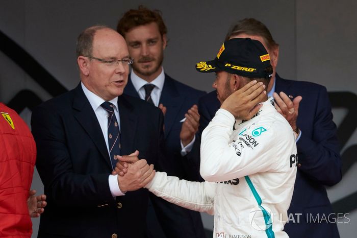 El Príncipe Alberto de Mónaco saluda a Lewis Hamilton, Mercedes AMG F1, en el podio
