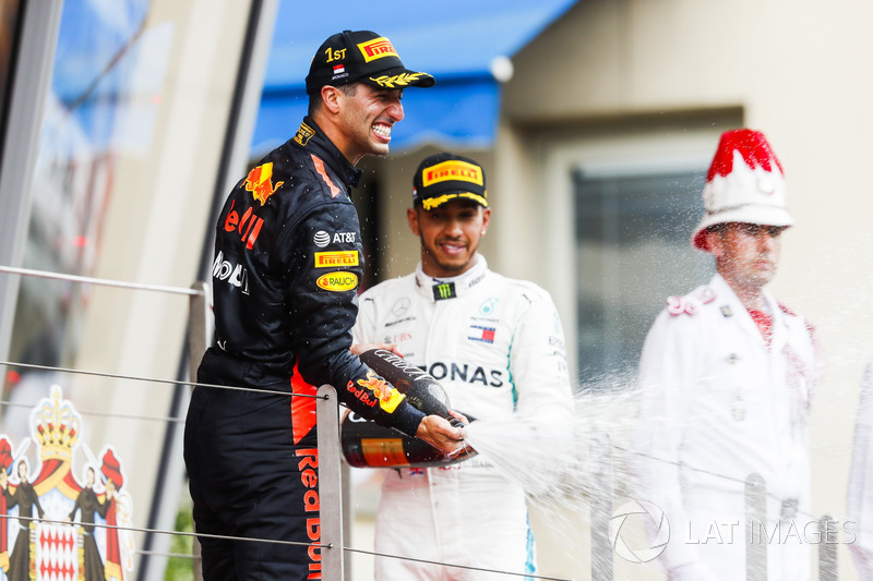 Le vainqueur Daniel Ricciardo, Red Bull Racing, agite le Champagne sur le podium