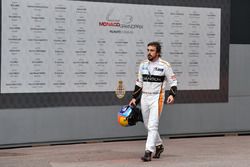 Race retiree Fernando Alonso, McLaren walks in