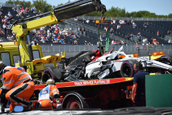 La monoposto incidentata di Marcus Ericsson, Sauber C37, viene recuperata nelle FP1