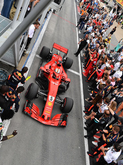 Il vincitore della gara Sebastian Vettel, Ferrari SF71H, arriva nel parco chiuso