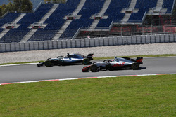 Lewis Hamilton, Mercedes-AMG F1 W09 e Romain Grosjean, Haas F1 Team VF-18