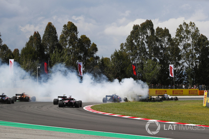 Romain Grosjean, Haas F1 Team VF-18, gira causando un accidente que implica a Nico Hulkenberg, Renault Sport F1 Team R.S. 18, y Pierre Gasly, Toro Rosso STR13