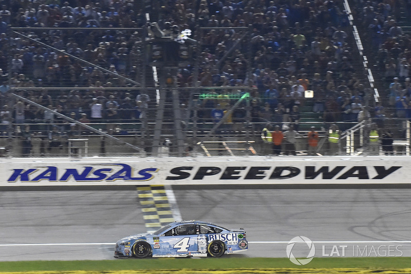 Kevin Harvick, Stewart-Haas Racing, Ford Fusion Busch Light takes the checkered flag