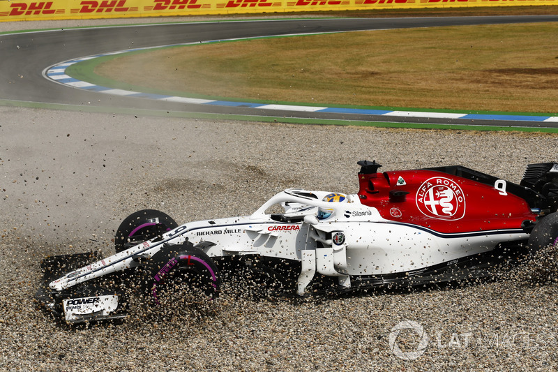 Marcus Ericsson, Sauber C37, gira en una trampa de grava en la calificación