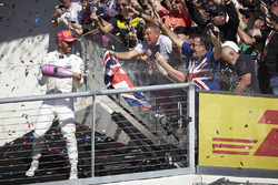 Le vainqueur Lewis Hamilton, Mercedes AMG F1 avec le champagne