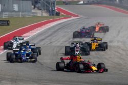 Max Verstappen, Red Bull Racing RB13, Marcus Ericsson, Sauber C36, Kevin Magnussen, Haas F1 Team VF-