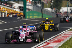 Esteban Ocon, Force India VJM11, voor Carlos Sainz Jr., Renault Sport F1 Team R.S. 18, en Romain Grosjean, Haas F1 Team VF-18