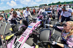 Esteban Ocon, Force India VJM11 en la parrilla