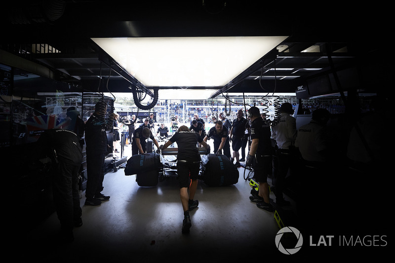 Ingenieros colocan un coche en el garaje
