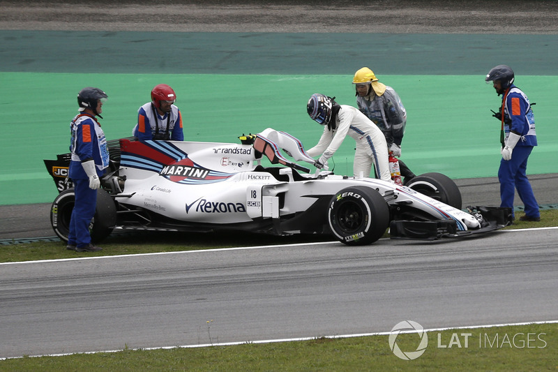 Marshals recover the car of Lance Stroll, Williams FW40 after stopping on track in FP3