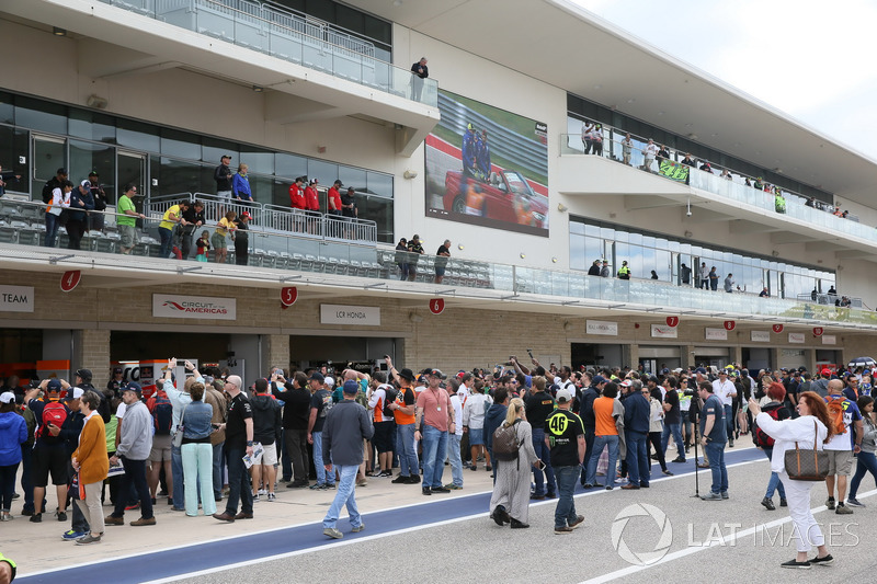 Fans in pitlane