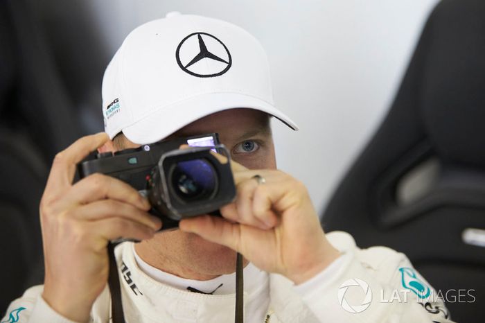 Valtteri Bottas, Mercedes AMG F1, toma una foto