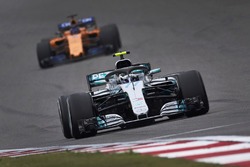 Valtteri Bottas, Mercedes AMG F1 W09, devant Fernando Alonso, McLaren MCL33 Renault