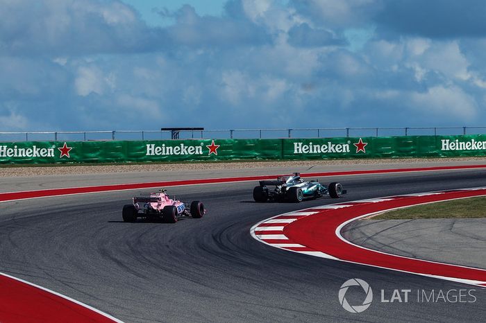 Esteban Ocon, Sahara Force India VJM10 y Lewis Hamilton, Mercedes-Benz F1 W08