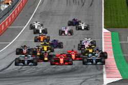 Lewis Hamilton, Mercedes-AMG F1 W09, Valtteri Bottas, Mercedes-AMG F1 W09 ve Kimi Raikkonen, Ferrari SF71H
