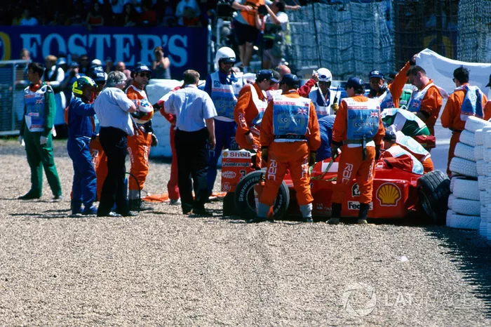 De situatie na de crash van Schumacher, vanaf de andere kant: