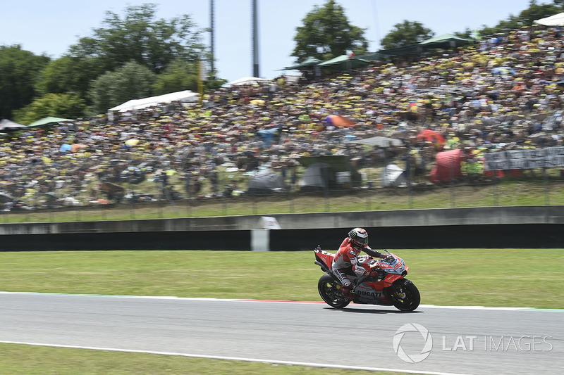 Enquanto isso, Jorge Lorenzo conseguiu tomar boa frente para vencer pela primeira vez com a Ducati.