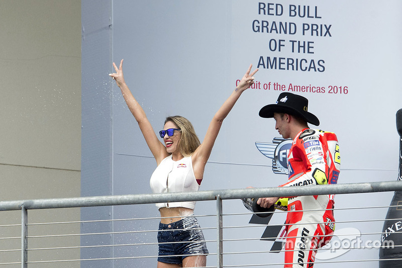 Podio: Andrea Iannone, Ducati Team, Ducati con una chica de Red Bull