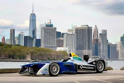 Un coche de Fórmula E con el horizonte de la ciudad de Nueva York