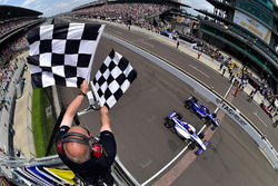 Fotofinish: Dean Stoneman, Andretti Autosport, und Ed Jones, Carlin