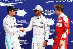 Qualifying Top 3 im Parc Ferme (L n. R): 2. Nico Rosberg, Mercedes AMG F1; Pole position Lewis Hamil
