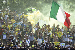 Des fans de Valentino Rossi, Yamaha Factory Racing