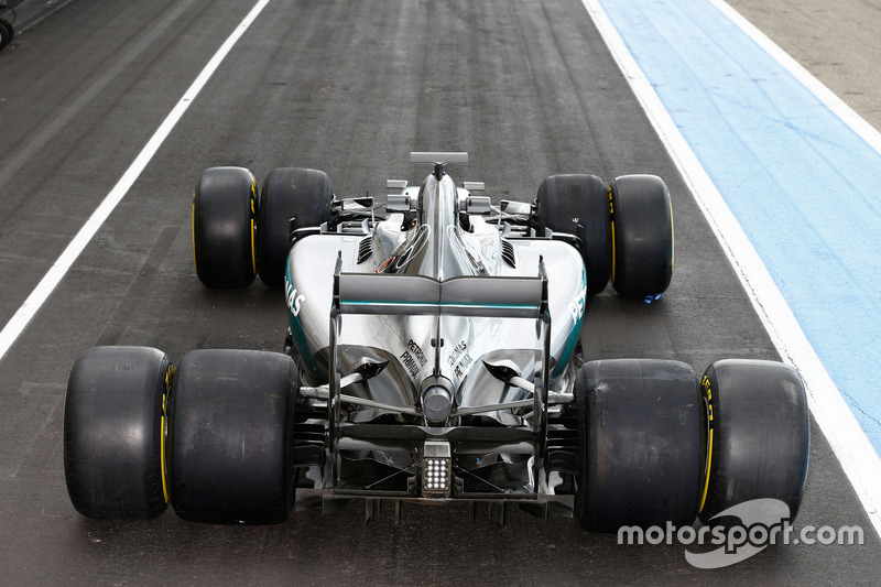 Mercedes AMG F1 W07 Hybrid met Pirelli-banden van 2016 en 2017