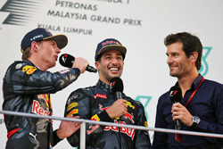 Max Verstappen, Red Bull Racing op het podium met Daniel Ricciardo en Mark Webber