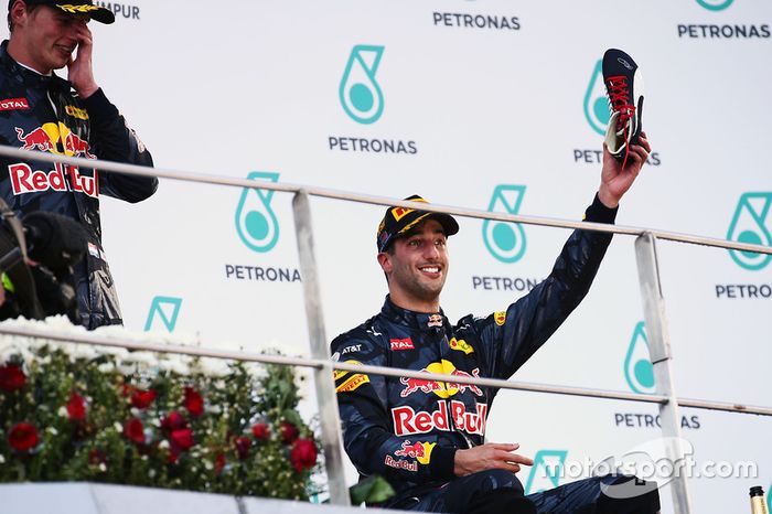 Ricciardo luce orgulloso su bota