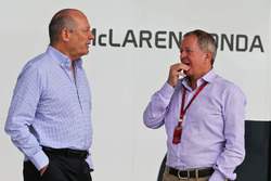 Керівник McLaren Рон Денніс, коментатор Sky Sports Мартін Брандл