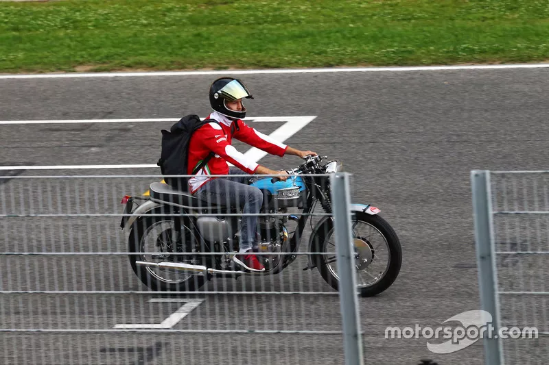 Sebastian Vettel, Ferrari en una moto Triumph
