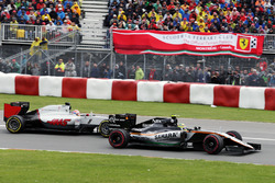 Sergio Perez, Sahara Force India F1 VJM09 and Romain Grosjean, Haas F1 Team VF-16 battle for positio