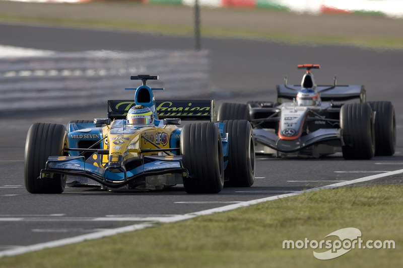 Giancarlo Fisichella, Renault R25, di depan Kimi Raikkonen, McLaren Mercedes MP4-20