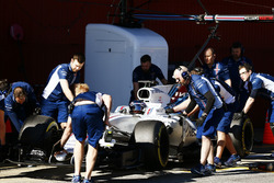 Lance Stroll, Williams FW40, est ramené dans le garage par des mécaniciens