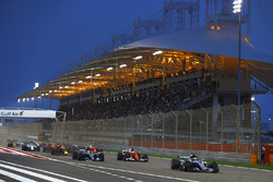 Départ : Valtteri Bottas, Mercedes AMG F1 W08, devant Sebastian Vettel, Ferrari SF70H, et Lewis Hamilton, Mercedes AMG F1 W08