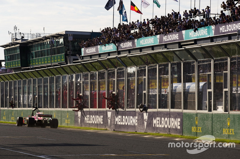 Sebastian Vettel, Ferrari SF70H, pasa su letrero