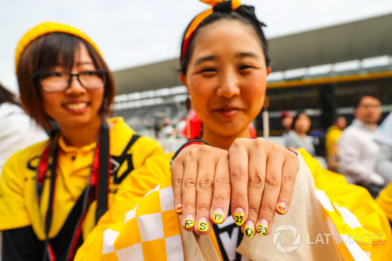 Renault Sport F1 Team fans, painted nails
