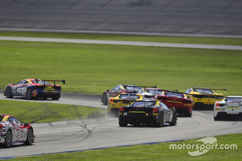 Авария: Амир Кермани (№117, The Collection, Ferrari 488 Challenge) и Жером Якалоне (№124, Ferrari of Long Island, Ferrari 488 Challenge)